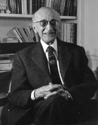 Portrait de Boris de Schloezer devant sa bibliothèque Portrait de Boris de Schloezer devant sa bibliothèque